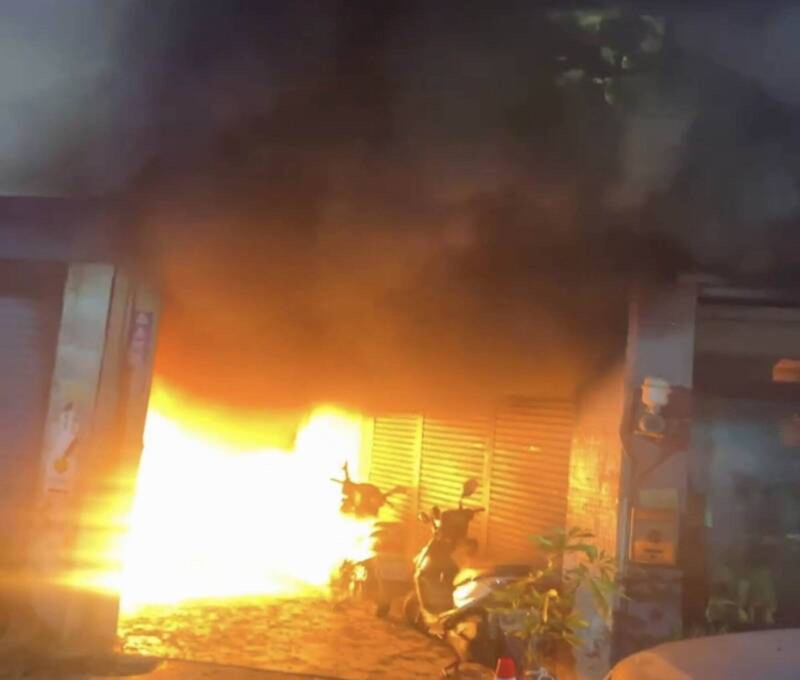 彰化清晨大樓火警17人嗆傷 疑機車燃燒火舌竄樓梯 11個月女嬰驚險脫困