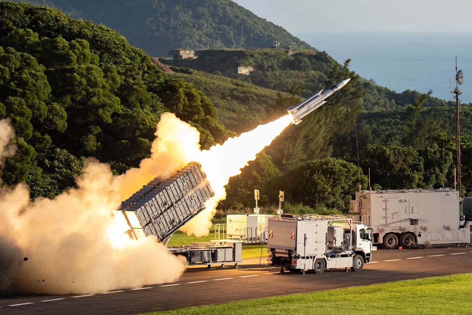 在不對稱戰略下，台灣的防衛重點轉向建置大量精準、機動、相對廉價且高度致命的分散式防衛武器。圖為，9月中，國防部聯合精準彈藥射擊操演。圖／國防部提供