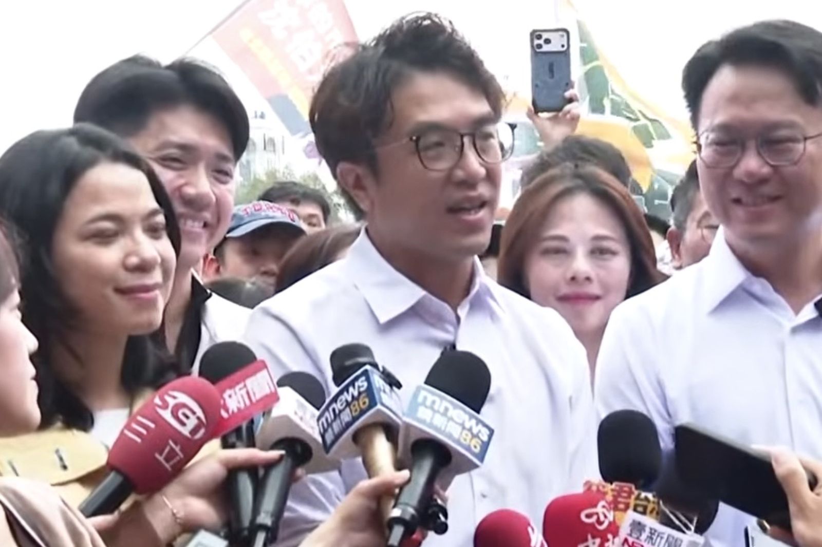 針對台北市長蔣萬安「體驗」搬樹挨批作秀,民進黨台北市長參選人沈伯洋幫緩頰,救災不分藍綠。圖/鏡新聞提供