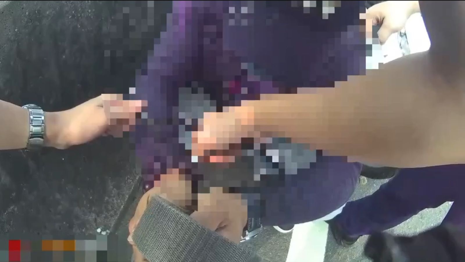 警方將楊男上銬逮捕。翻攝畫面