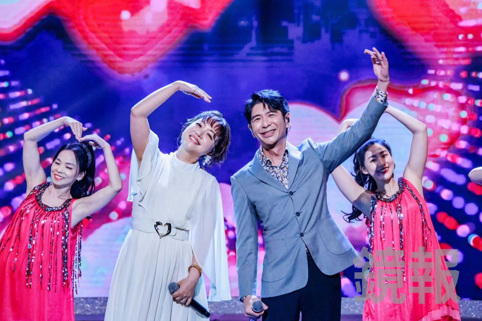 秀蘭瑪雅（左）與荒山亮合唱。中視提供