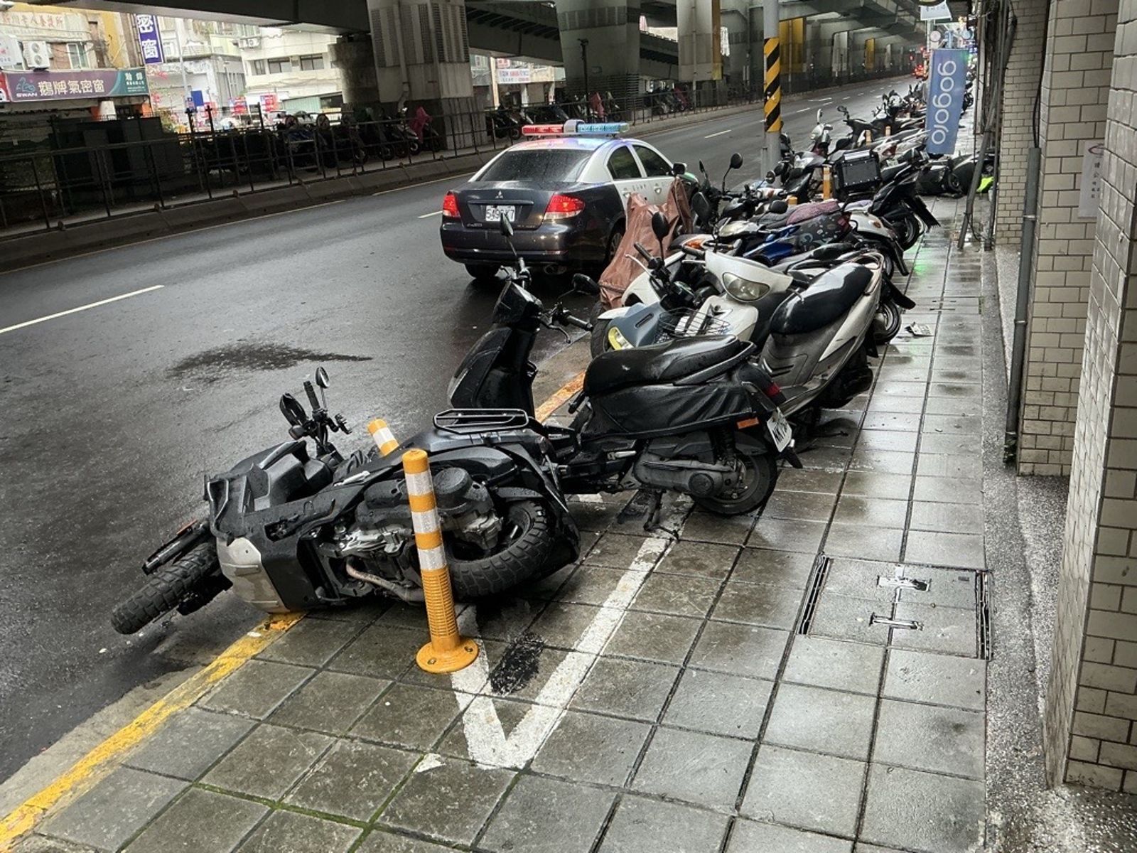 新北八旬翁油門卡住暴衝！人行道「直直撞」8機車全遭殃