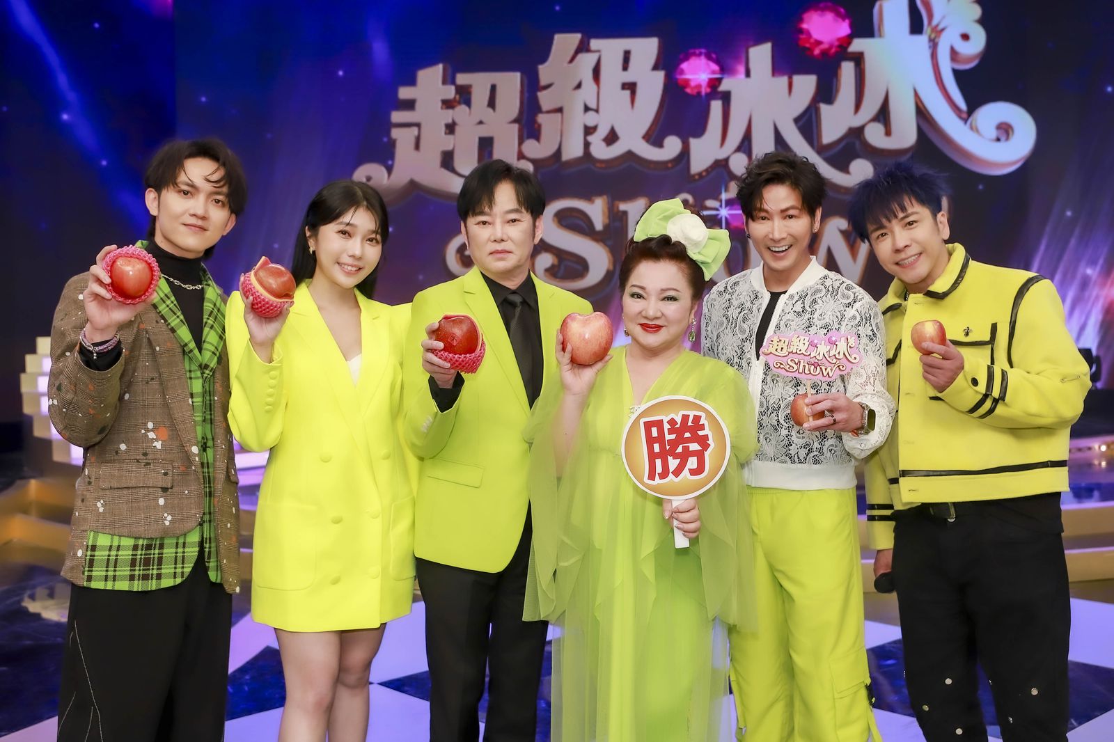 創下收視佳績，眾人都很開心，左起郭忠祐、蔡家蓁、陽帆、白冰冰、台一線阿玟、東諺。民視提供