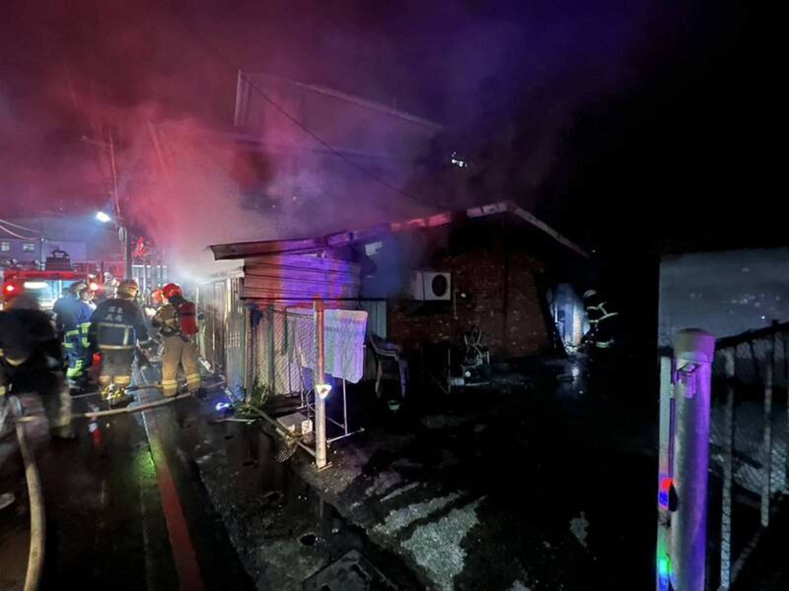 深夜惡火！屏東平房燒成廢墟　臥床母慘死火窟、兒負傷逃生