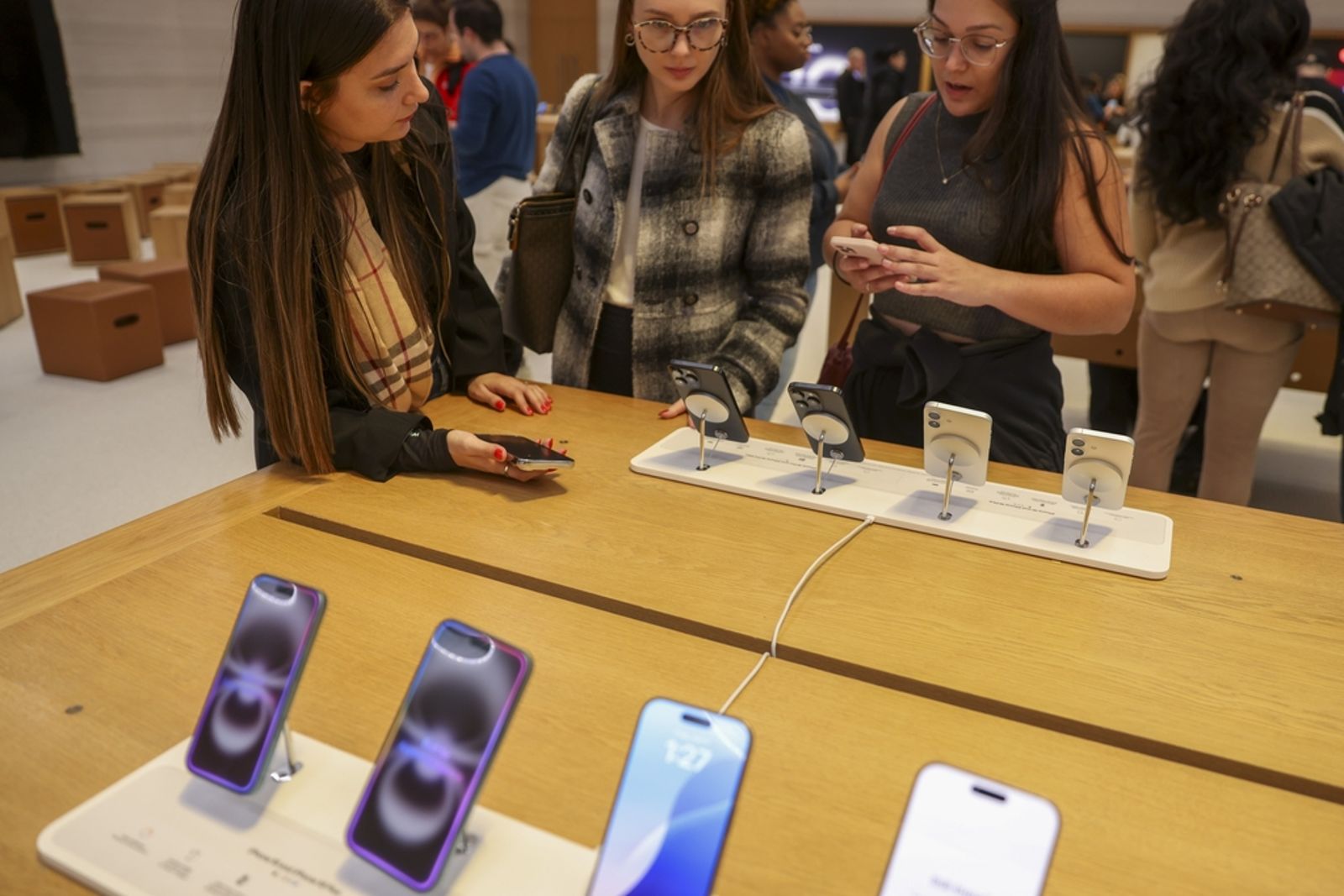 2025年4月，美國紐約第五大道的蘋果商店。圖片取自東方IC