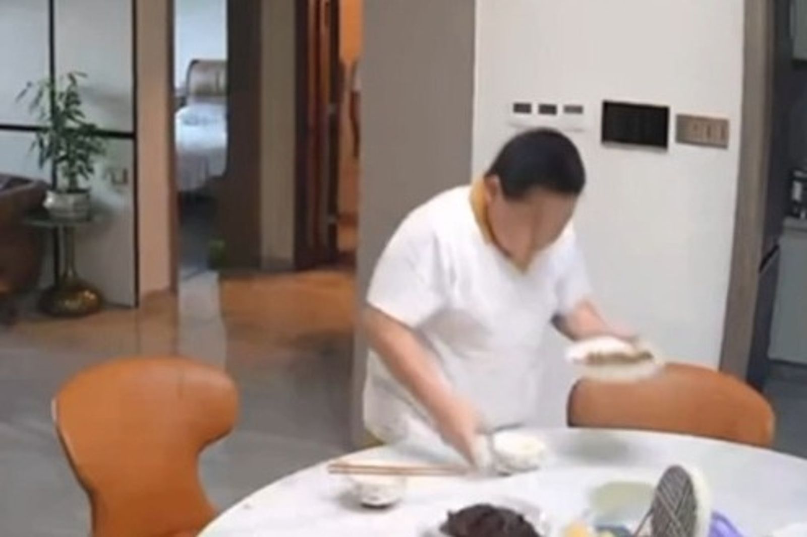 廣東23日地震一名小男孩2度回頭「護食」爆紅。圖／翻攝自微博