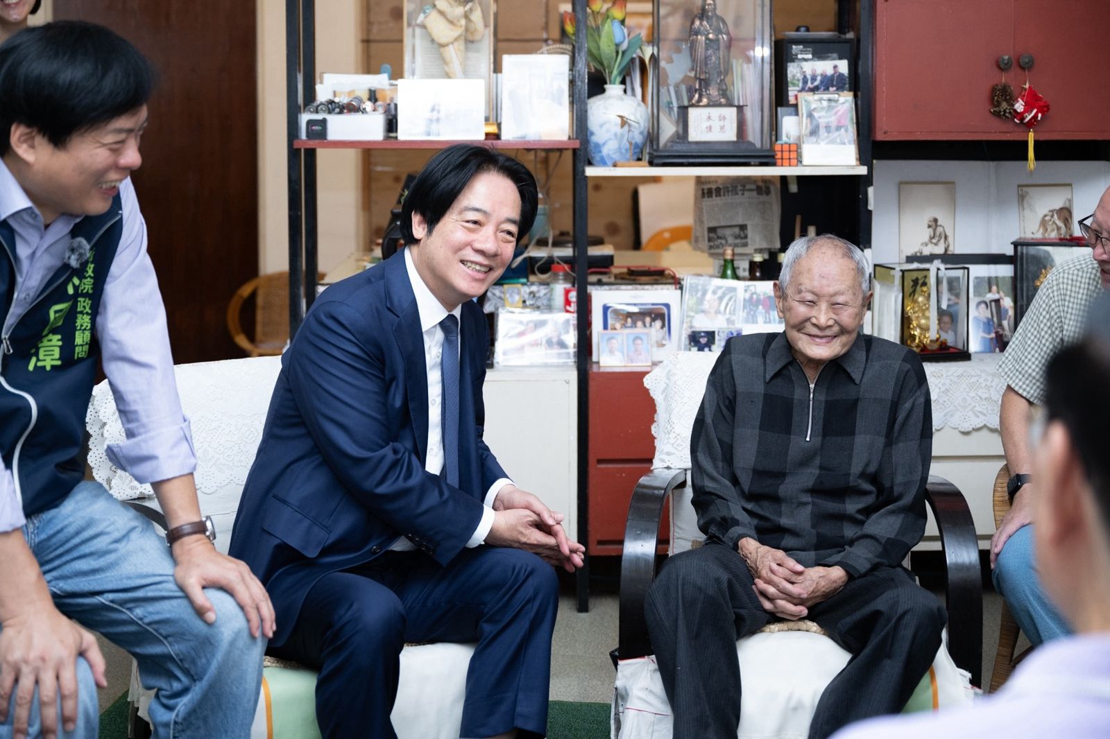 重陽節將屆,總統賴清德今天上午前往宜蘭探望百歲人瑞廖鍾毓。圖/總統府提供