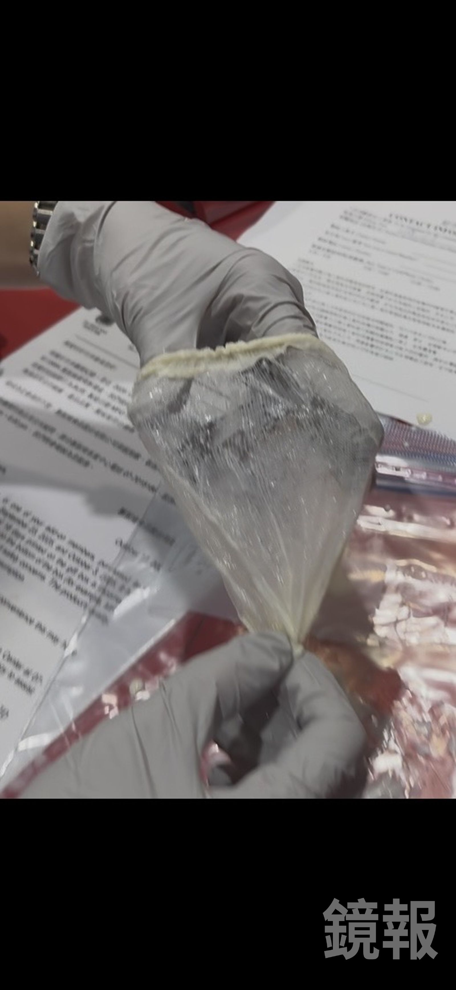 何男從義美厚豆奶內撈出一個塑膠網狀形的不明物品。讀者提供