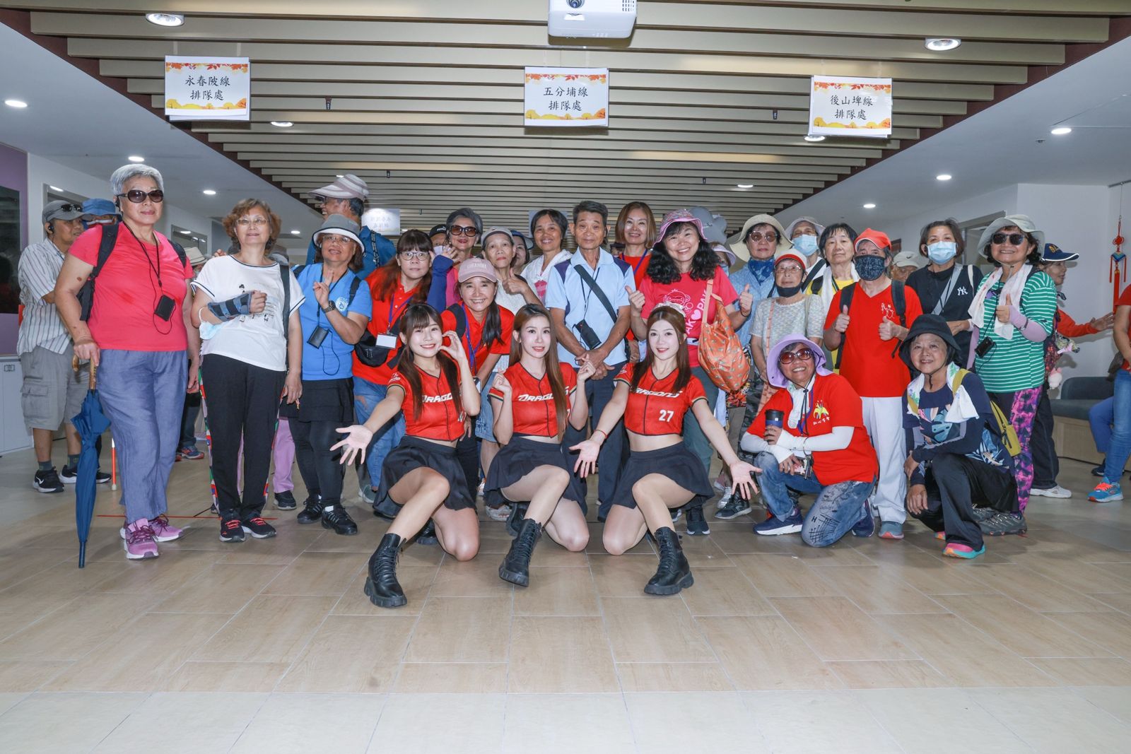 味全龍啦啦啦隊小龍女-馬妹、琪琪、星岑出席紅心字會「重陽敬老公益活動」吸引近150位長者到場。紅心字會提供