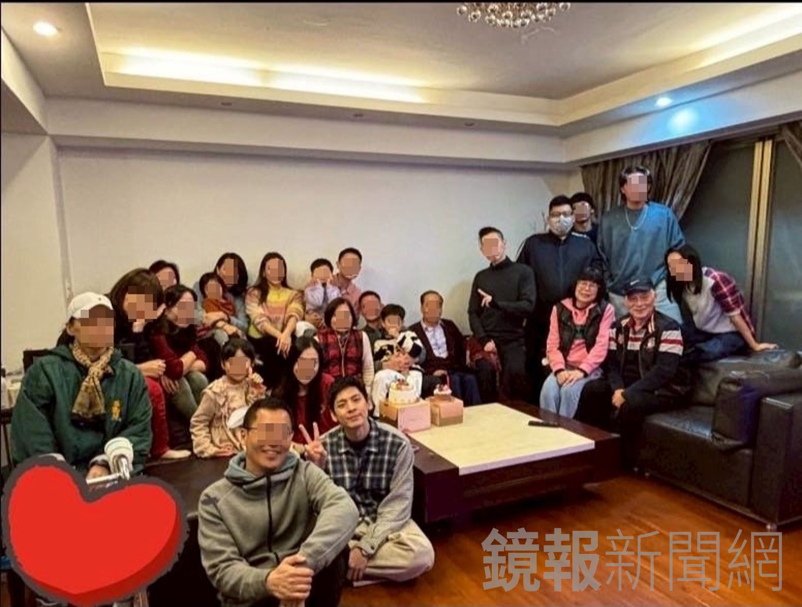 2024年2月9日的年夜飯,林柏宏和父母與家族人團圓吃飯。當事人提供。