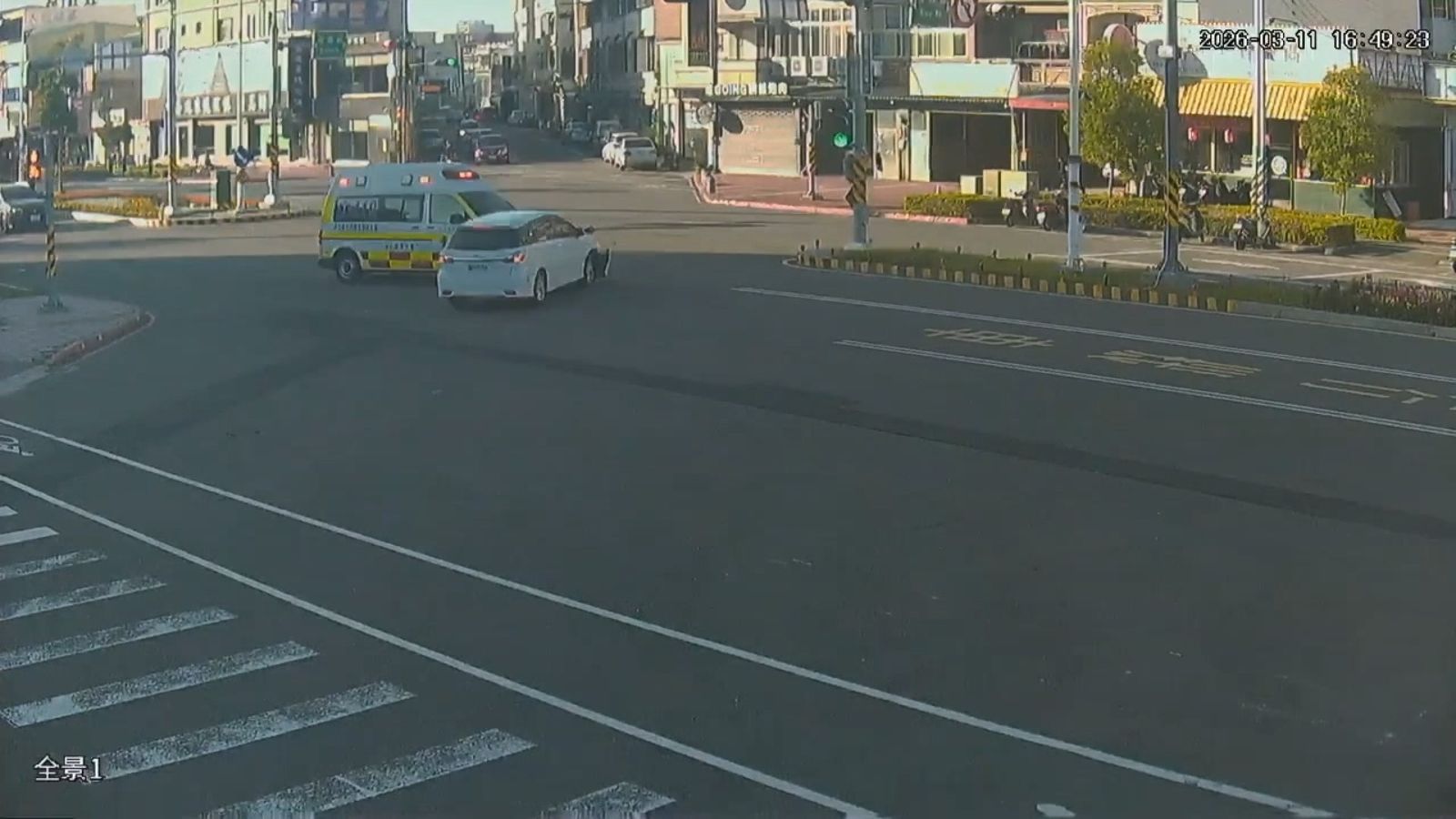 救護車鳴笛通過路口,與轎車發生碰撞。民眾提供