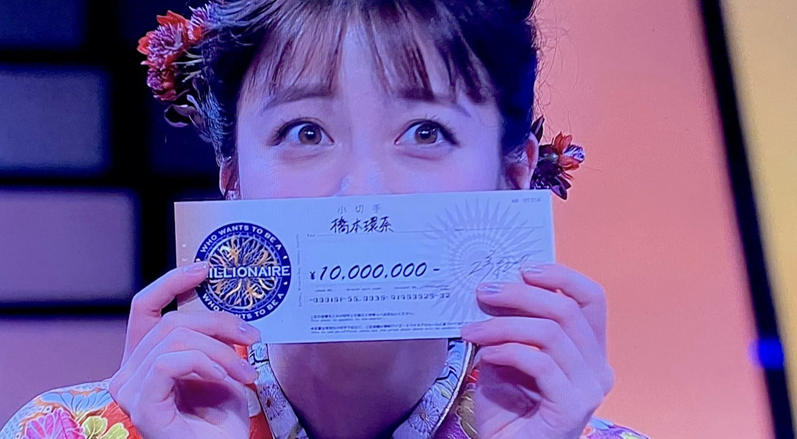 橋本環奈確認支票上有幾個零，嚇到瞪大雙眼。翻攝X