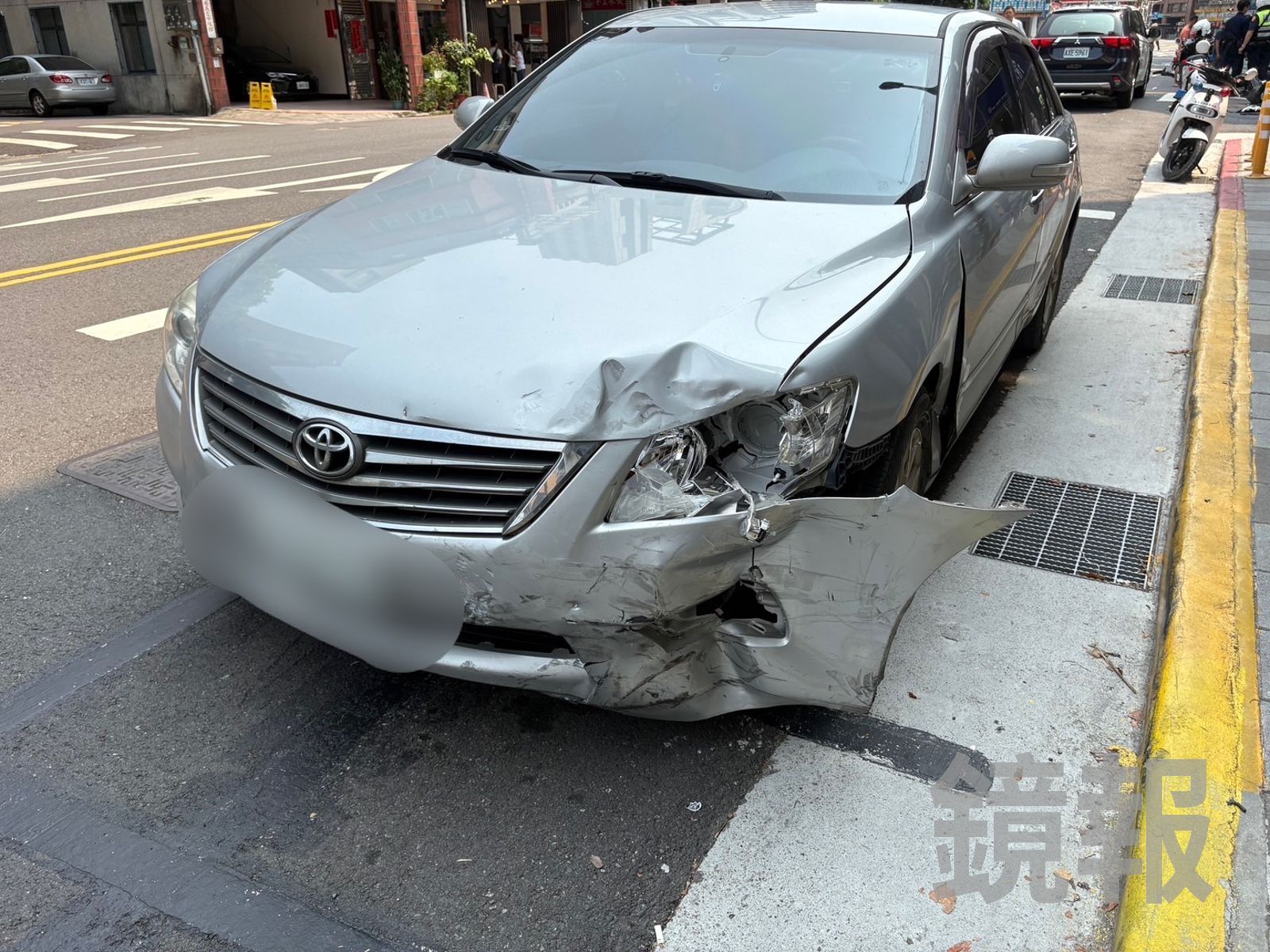 老翁的銀色轎車左車頭毀損。翻攝畫面