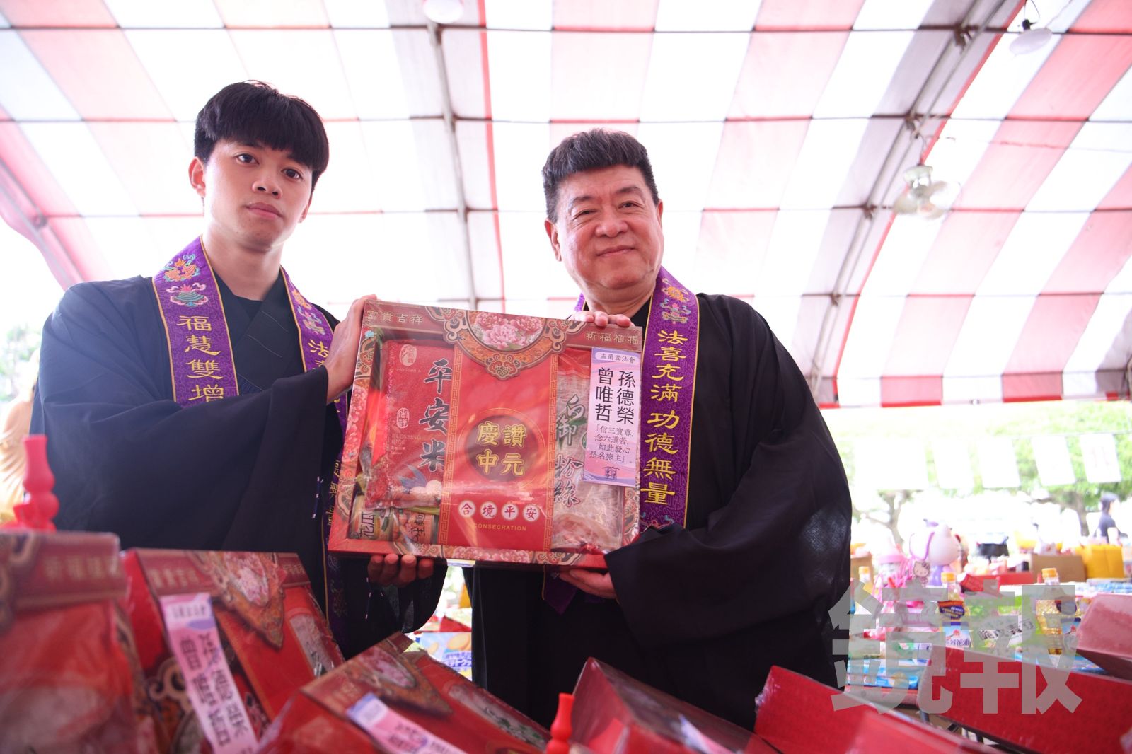 孫德榮(右)出席劍潭古寺年度盂蘭盆超渡法會。劉耀匀攝