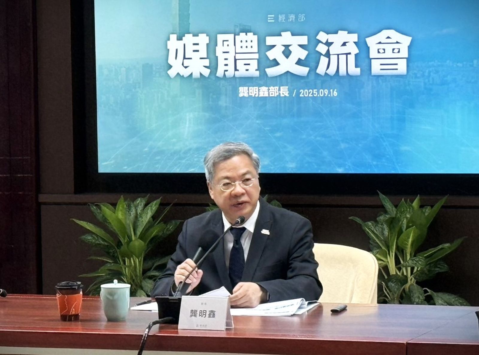 關稅談判談到哪？仍不得而知　六成民意不滿拚經濟表現　經長：會傾聽布局做好準備　