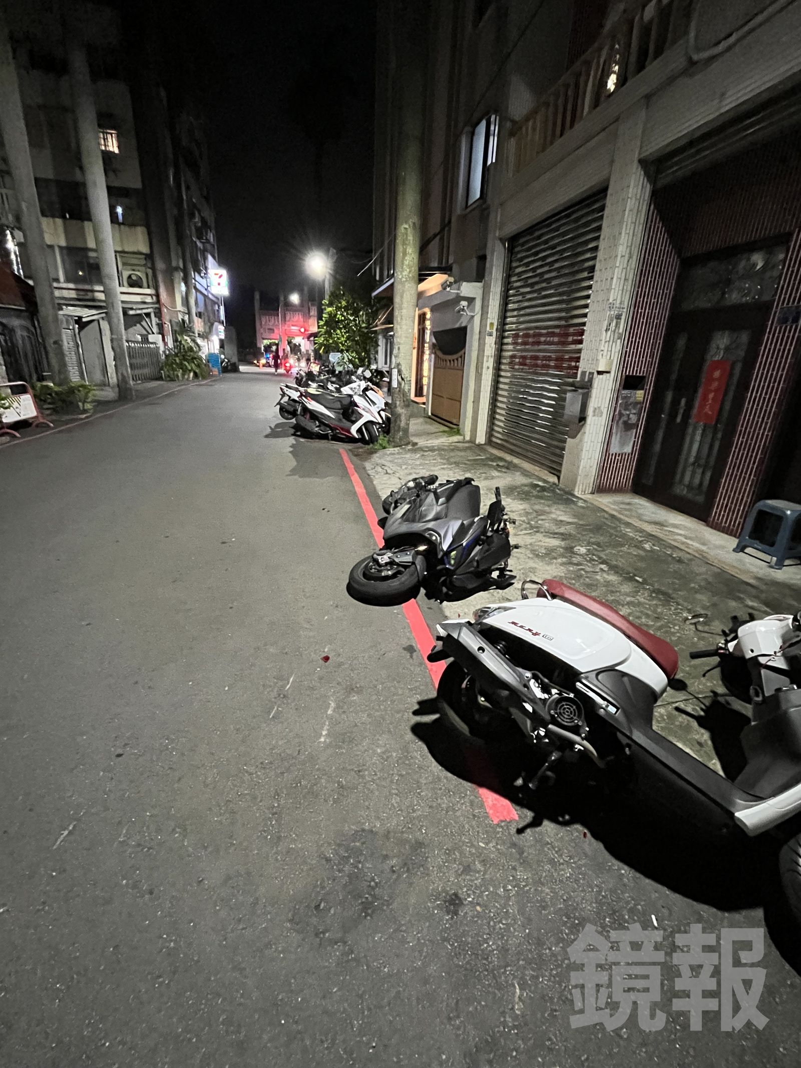 停在路邊的機車遭撞倒。民眾提供