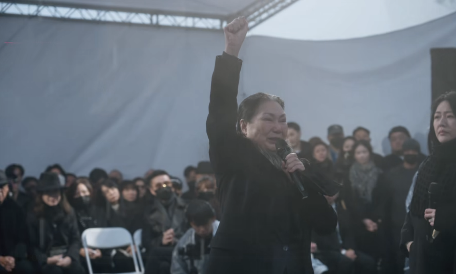 S媽對大S雕像高喊「重生」。翻攝臉書