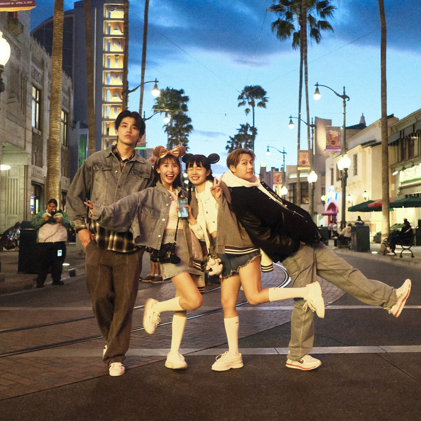 粿粿（左二）與王子（右）在美國玩得很盡興。翻攝IG@meigo.c