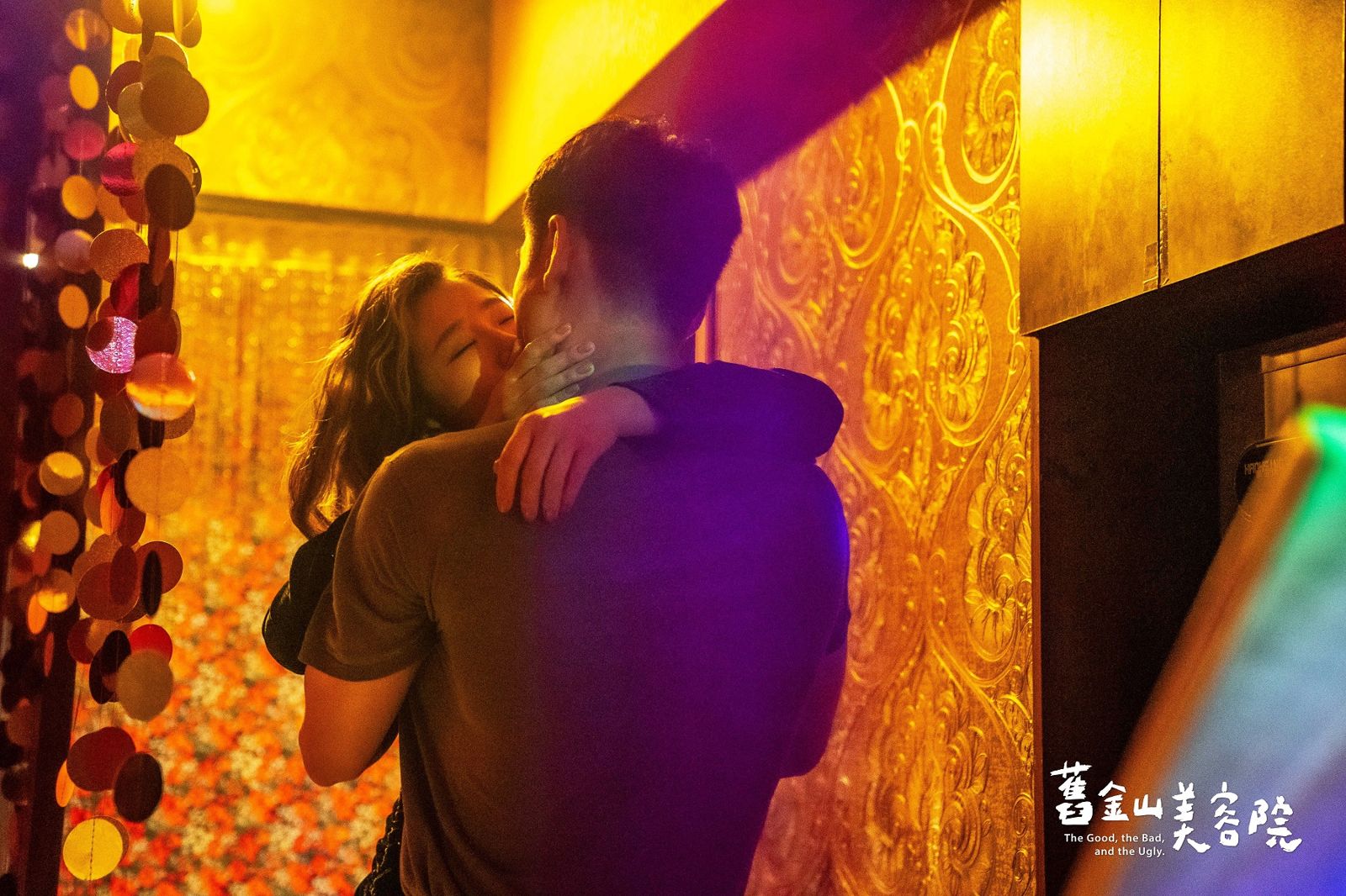 人妻女星與老公好友「酒店廁所激吻」畫面曝光!羞認二度親密接觸:很有味道