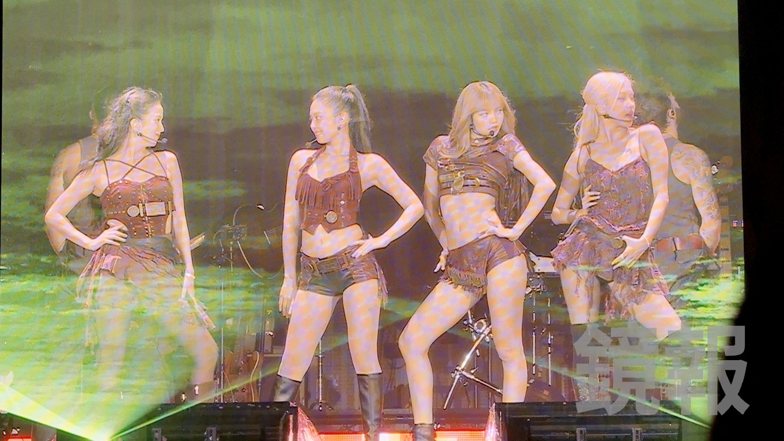 四閨女一起飆唱〈BOOMBAYAH〉、〈JUMP〉等嗨歌。讀者提供