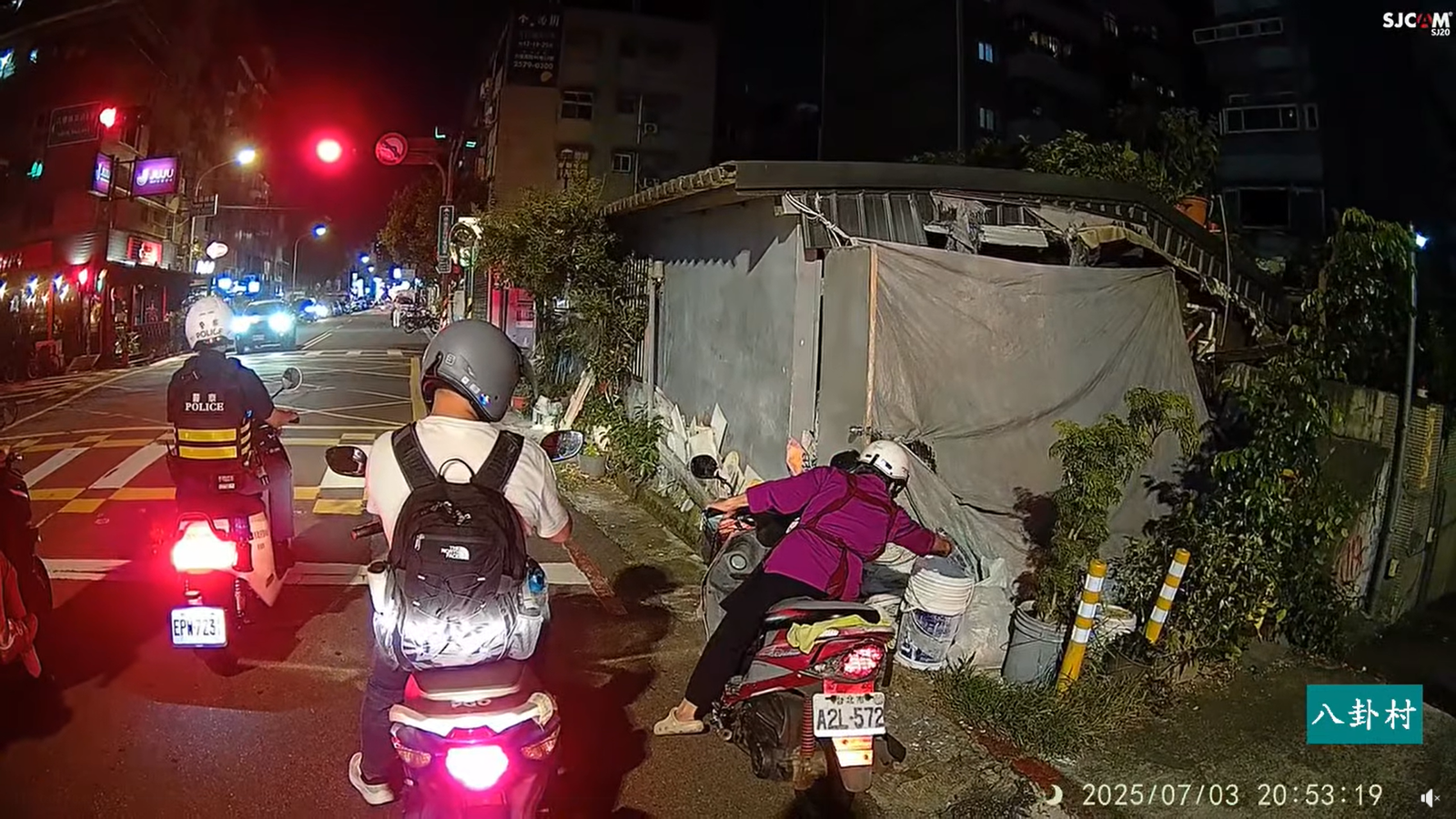 影／現世報？阿嬤停紅燈還「偷翻路邊雜物」下秒直接暴衝