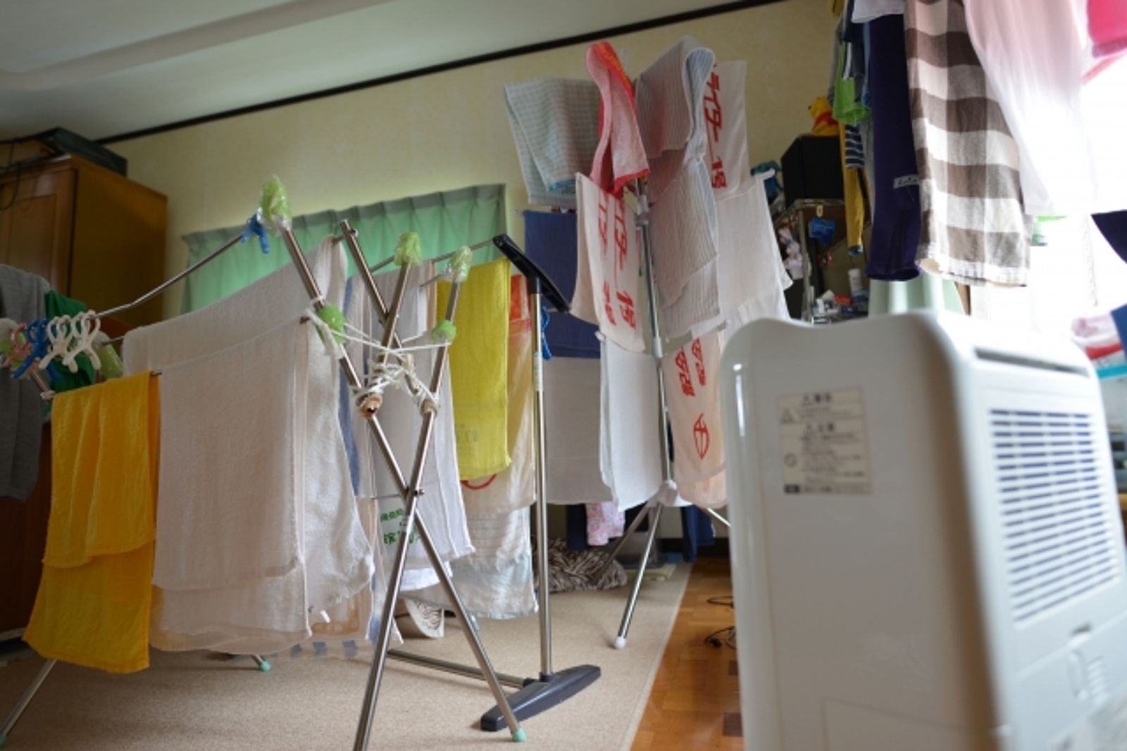 家事達人建議,可以將衣物移至室內搭配風扇、除濕機幫助乾燥。示意圖/photoac