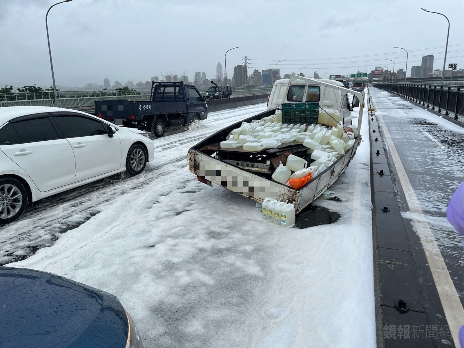 小貨車清潔劑掉落路面　板橋華江橋一秒變雪地