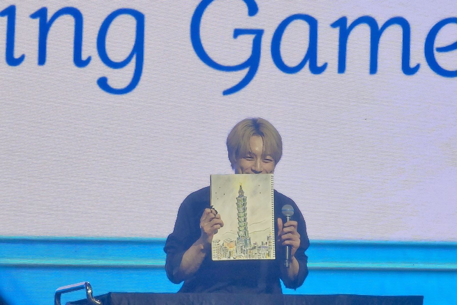 坂口健太郎秀出自畫的台北101，驕傲說：「我中午花20分鐘就畫完，我是天才吧！」讀者提供