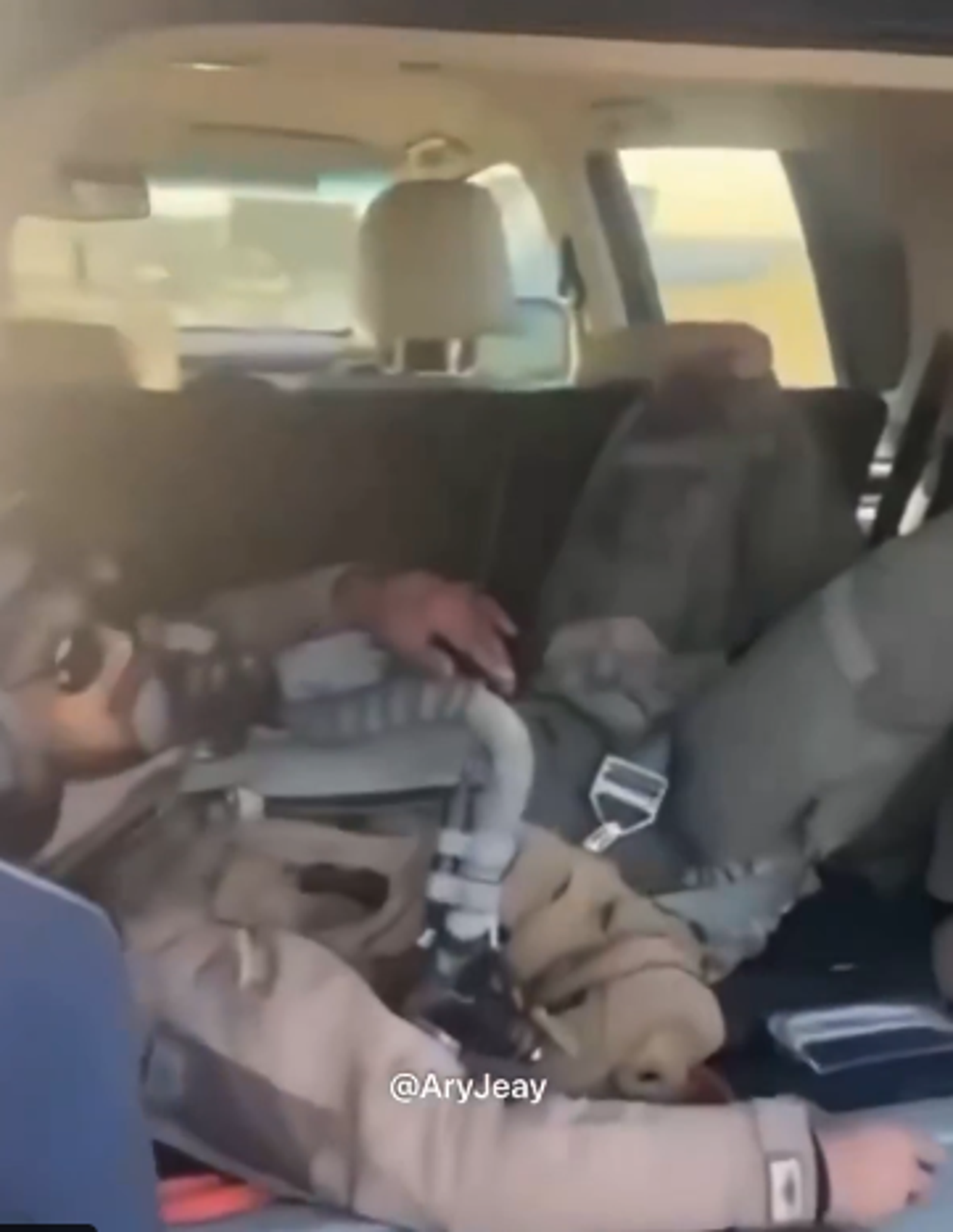 飛行員成功跳傘逃生。圖/翻自@Breaking911