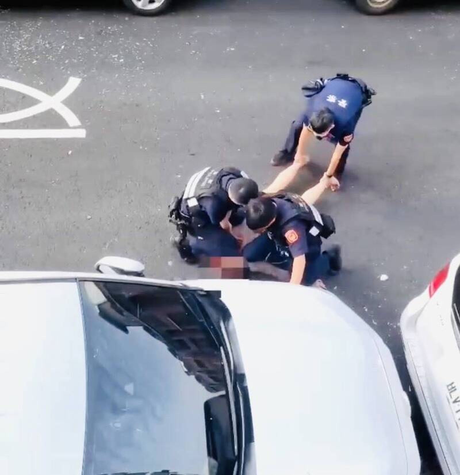 醉男情緒失控持鐵棍沿街砸車 脫衣僅穿內褲當街大鬧!警快打部隊壓制逮人