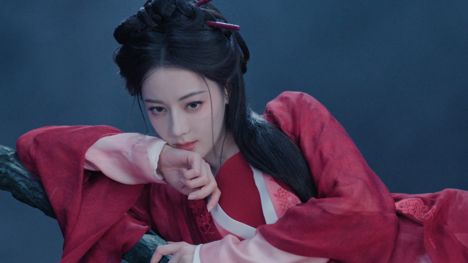 迪麗熱巴在《白日提燈》中飾演的鬼王賀思慕。Disney+提供