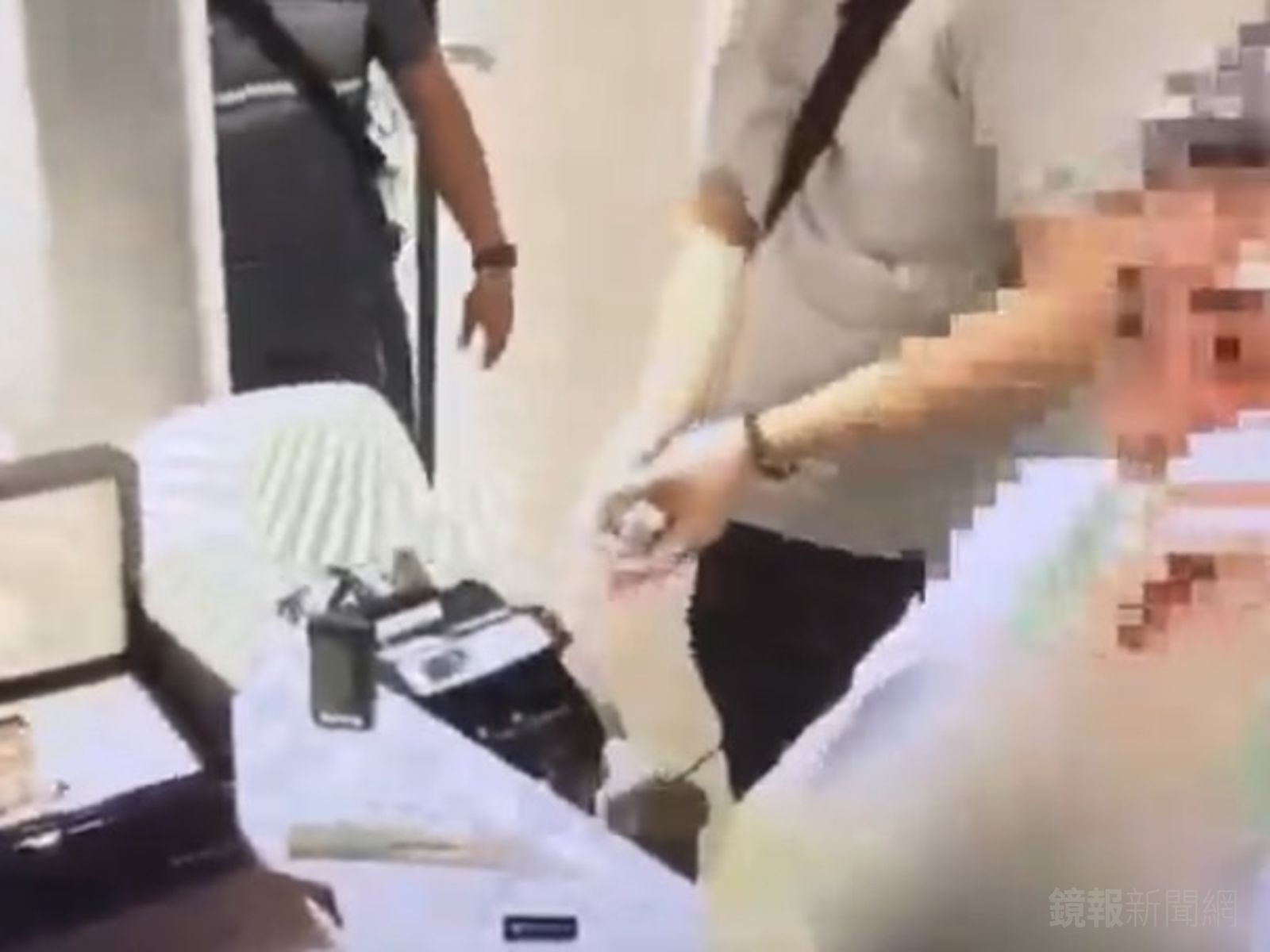 警方搜索白男住家。