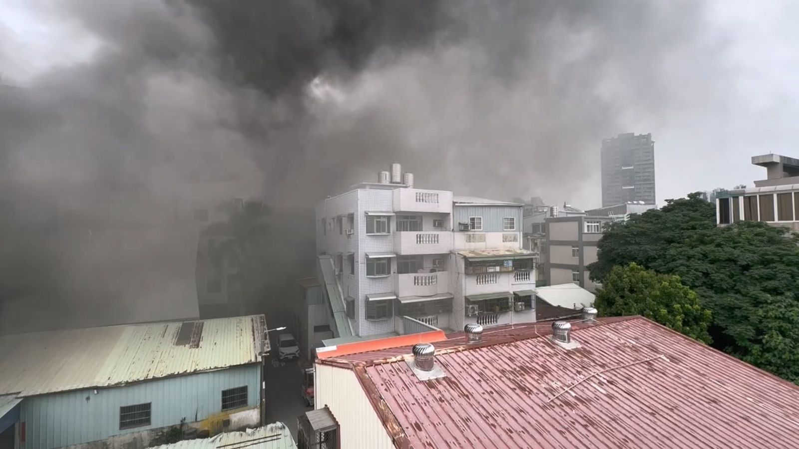 黑色濃煙不斷飄向附近住戶,空氣品質受到不小影響。民眾提供