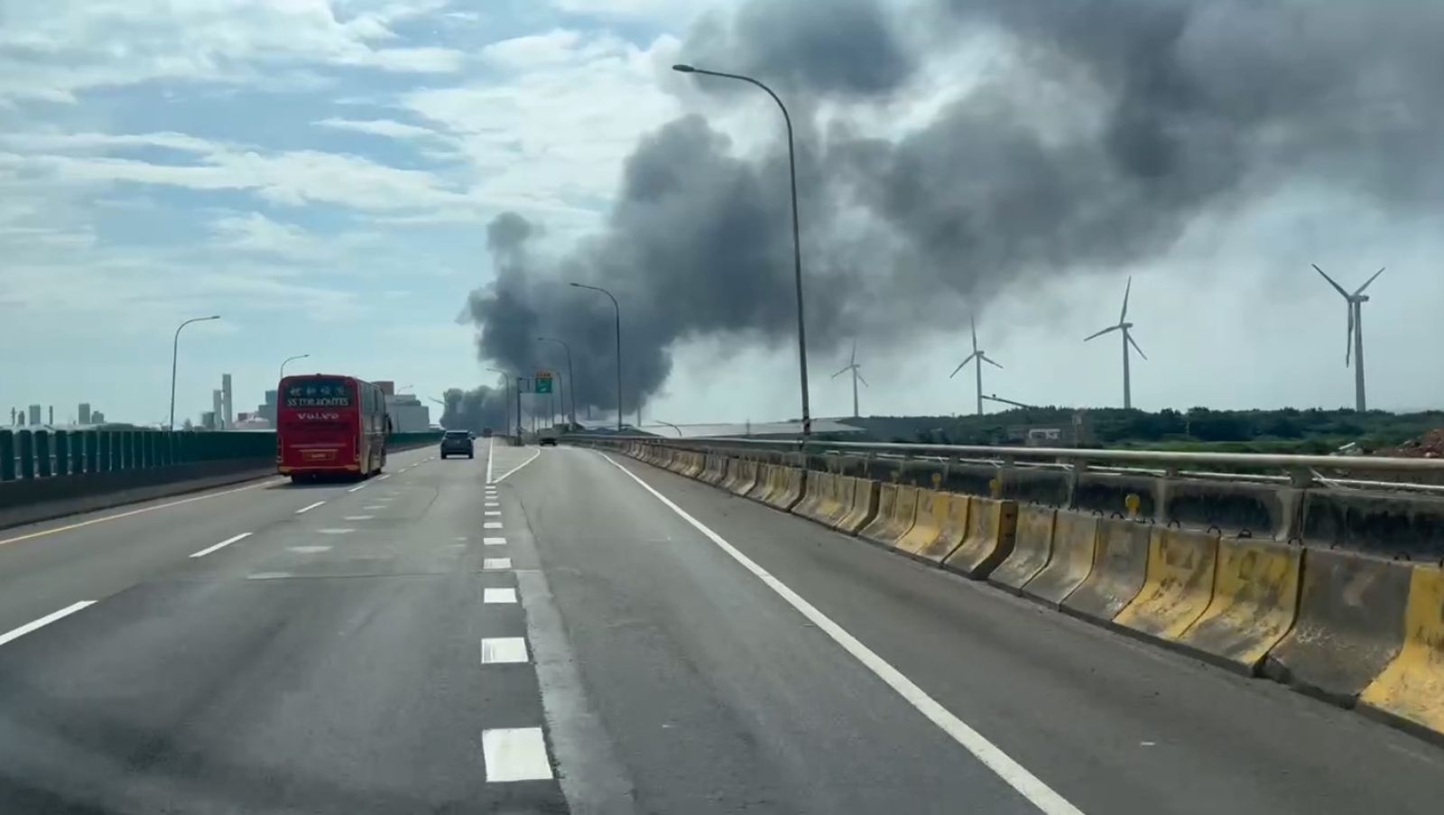 在遠方快速道路就可看見濃煙直竄天際。翻攝畫面