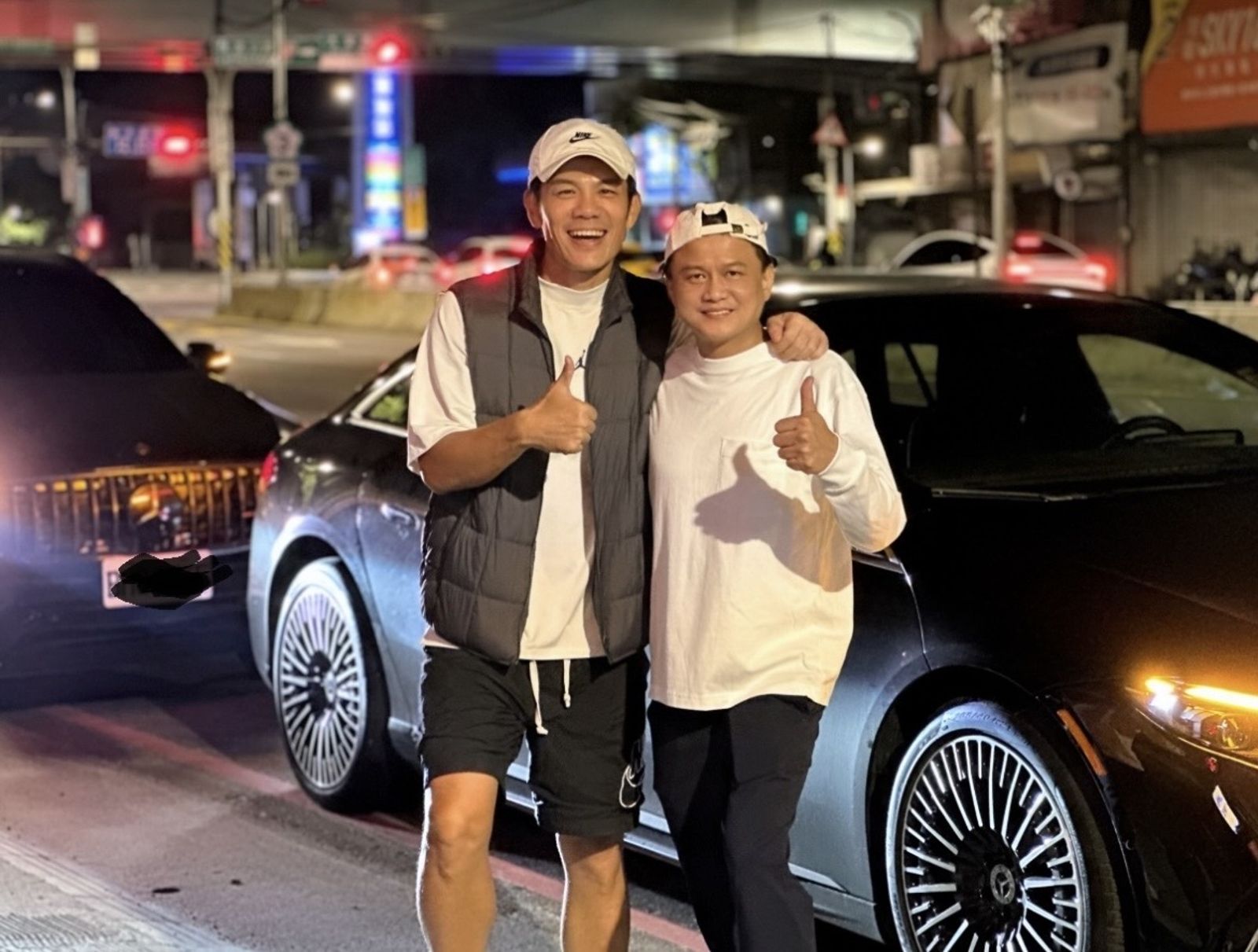 陳志強（左）自曝半夜出車禍。翻攝IG @johnjohn1002