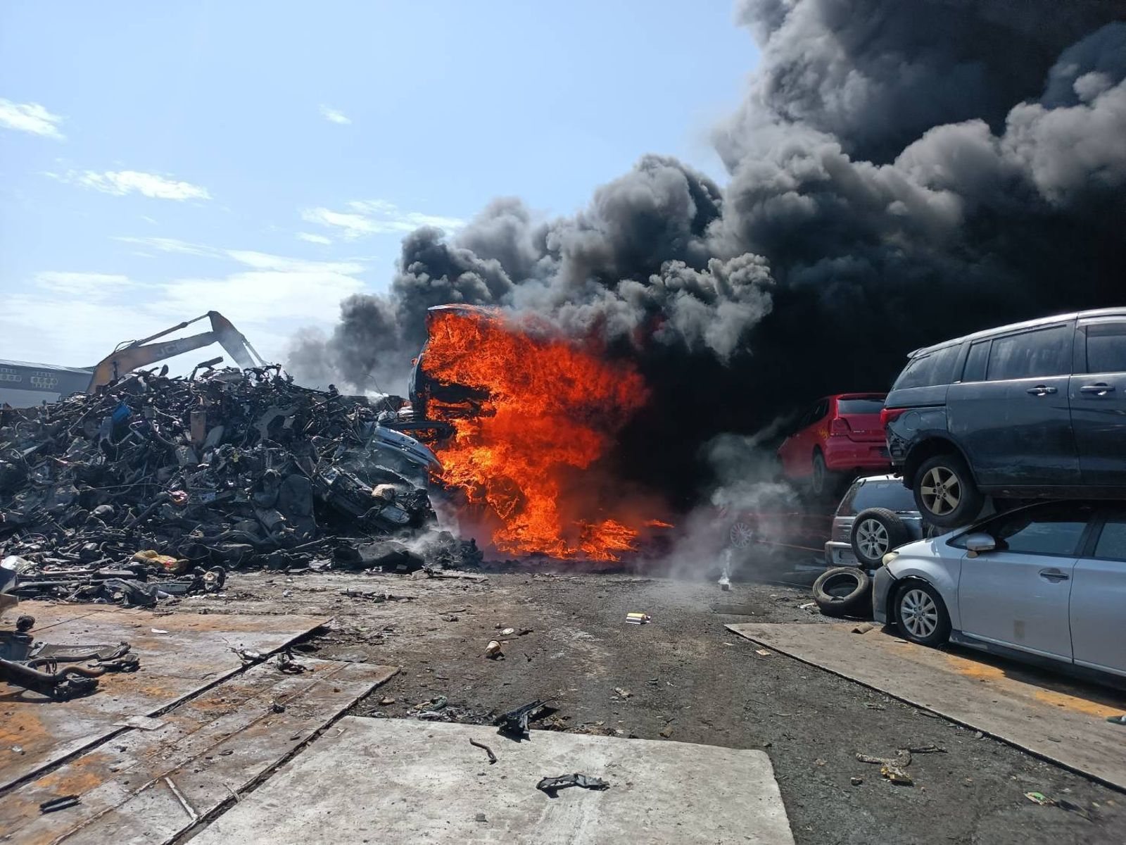 屏東建國路汽車回收場大火「爆炸聲頻傳」 外籍男遭火吻送醫急救