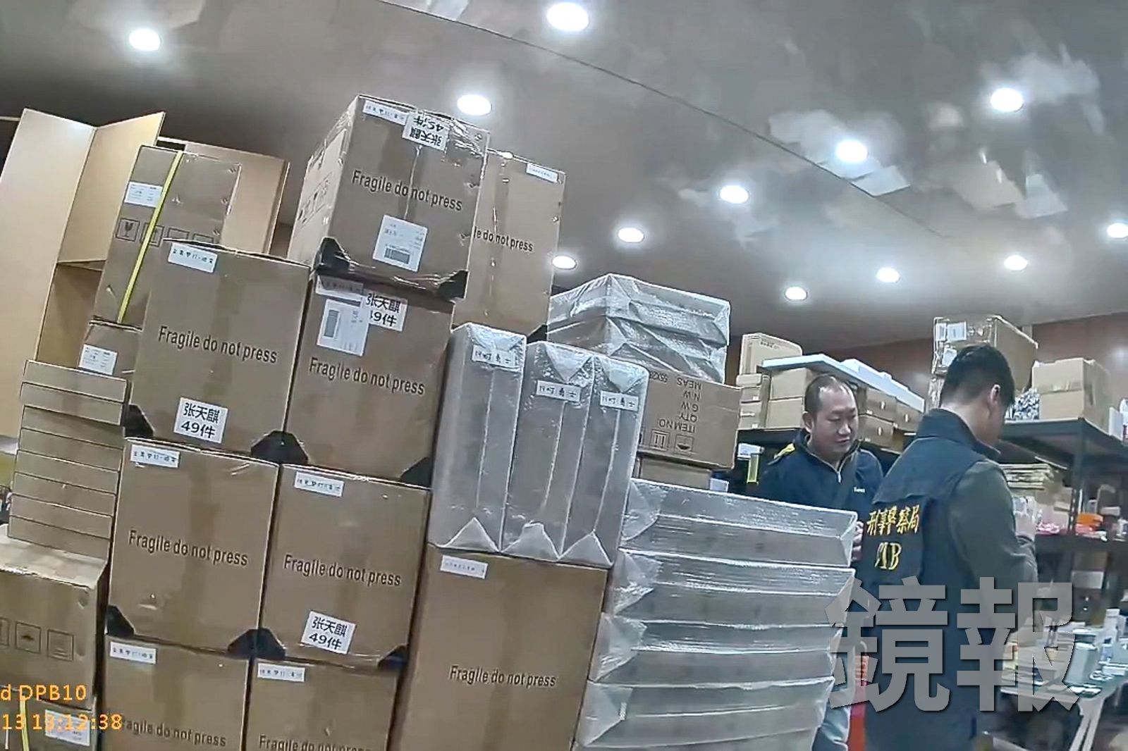 警方在銷售據點查扣大批贓證物。圖/民眾提供