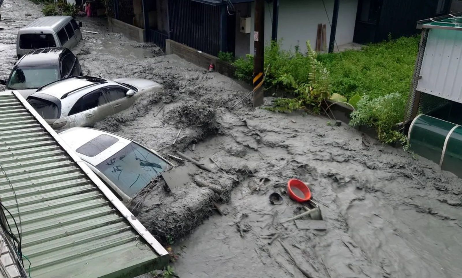 馬太鞍溪堰塞湖昨壩頂溢流，大水湧入光復鄉造成傷亡。圖／翻攝自記者爆料網