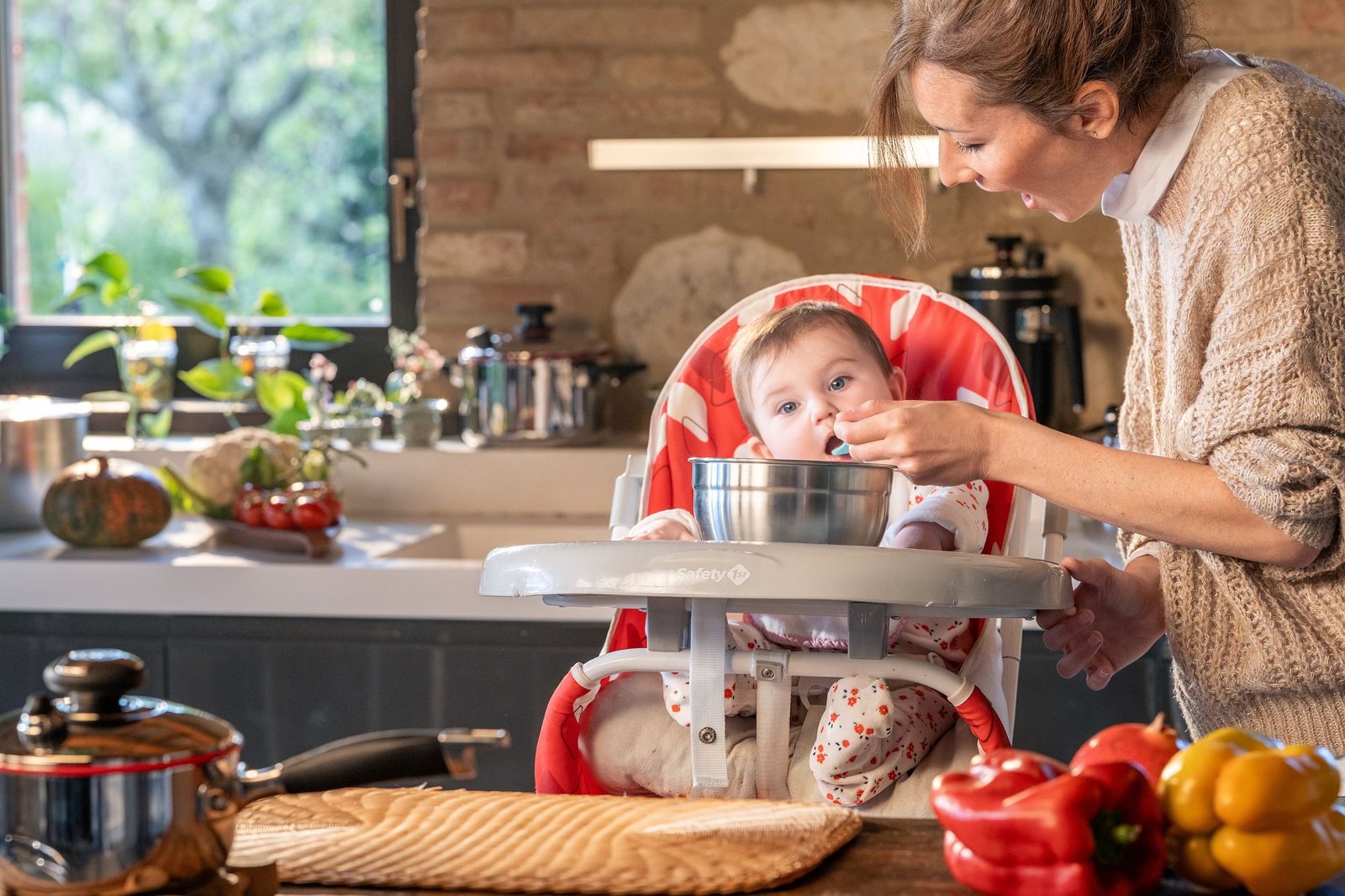 公婆「咬碎食物餵孫」媳婦勸不聽還被小姑酸　醫師曝風險「嚴重恐致命」