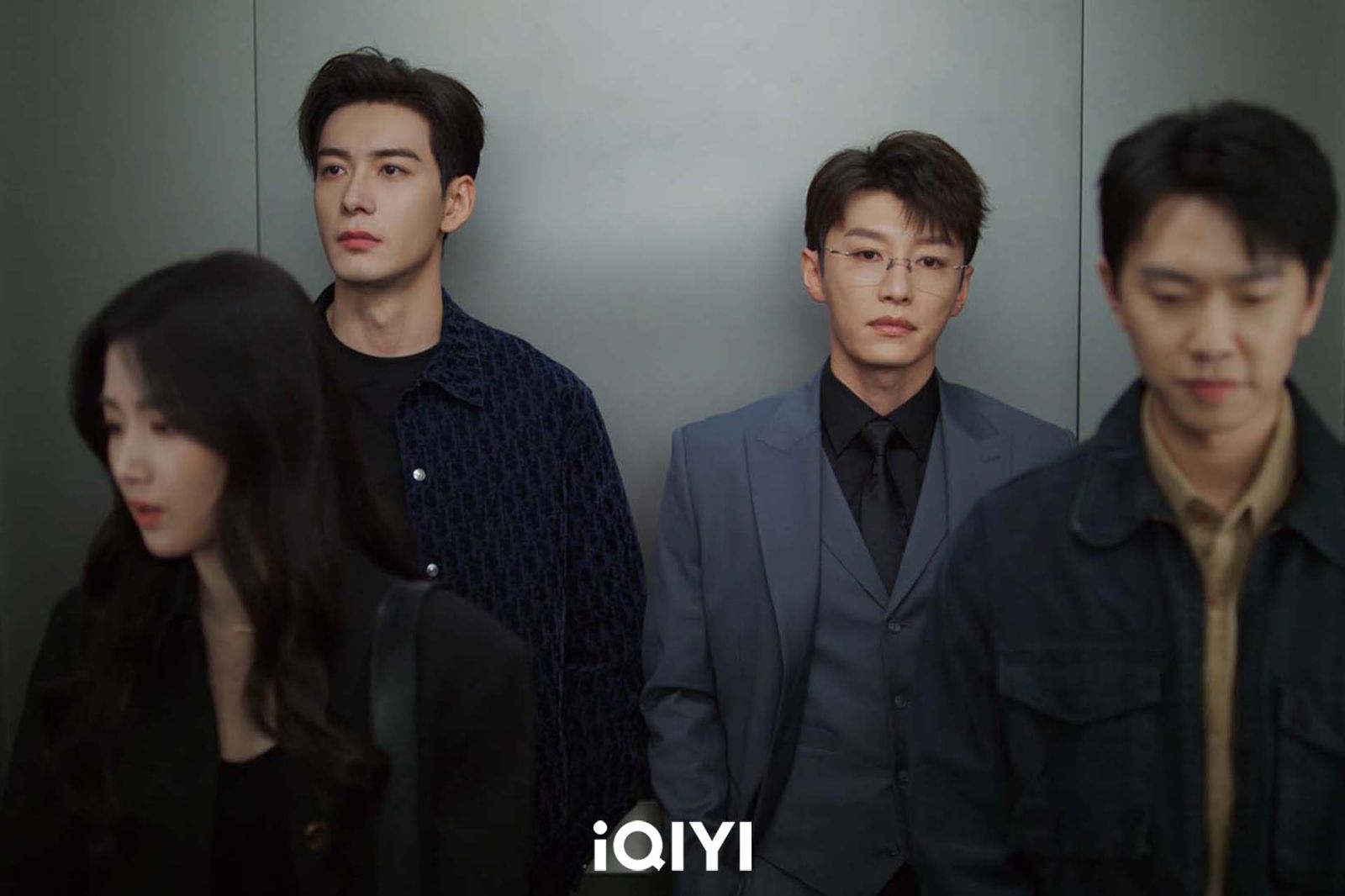 陳星旭(後左起)在電梯戲花絮中向代旭撒嬌。iQIYI愛奇藝國際版提供