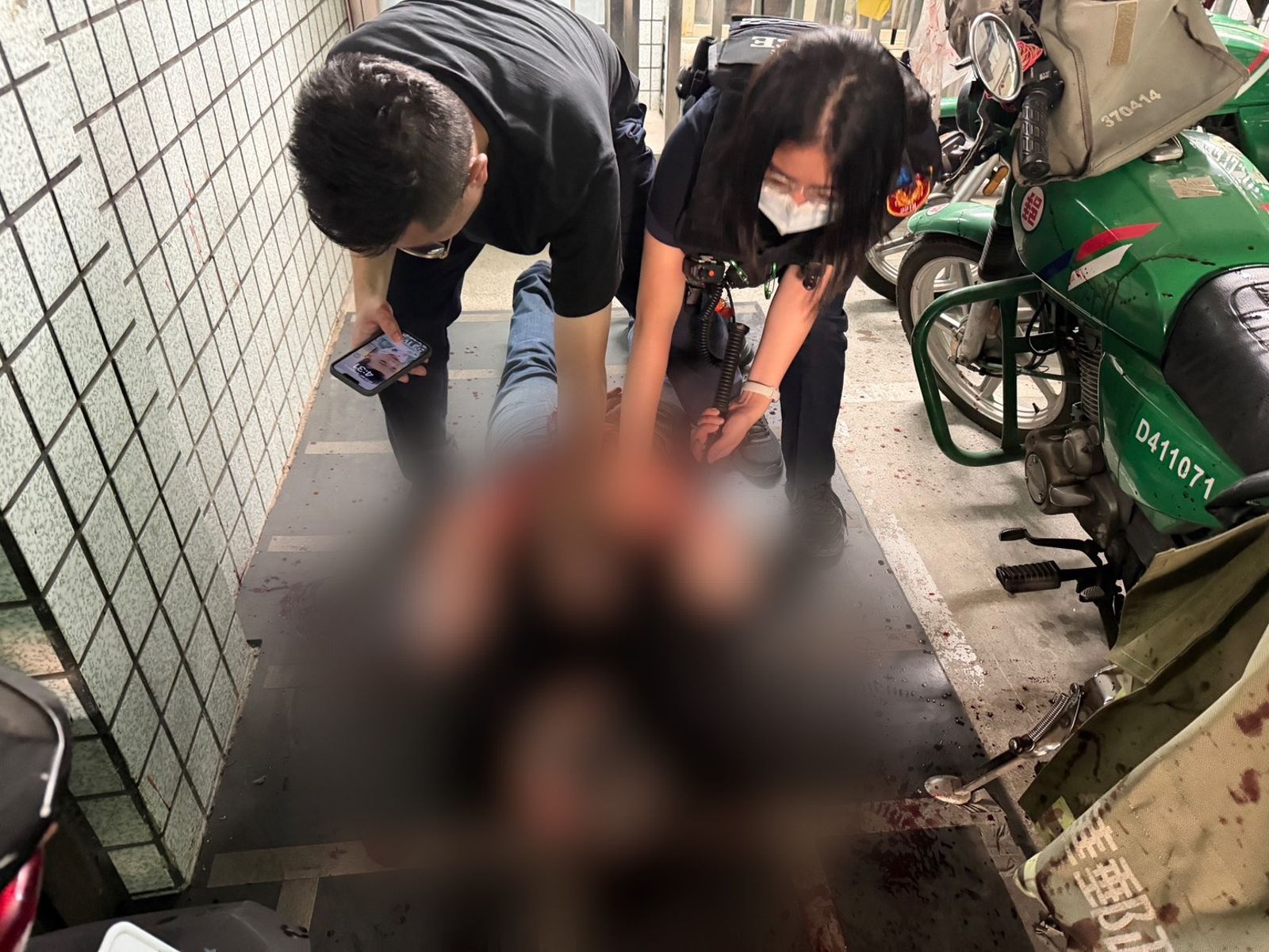 警方將劉嫌壓制逮捕。民眾提供