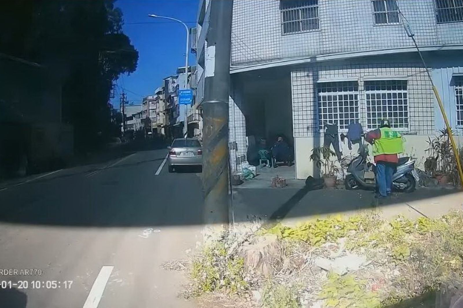 台中東勢區清潔隊吳姓班長於勤務期間蹺班返家，違反工作紀律，除了被環保局解除班長職務，也得接受行政處分、追繳薪資。讀者提供