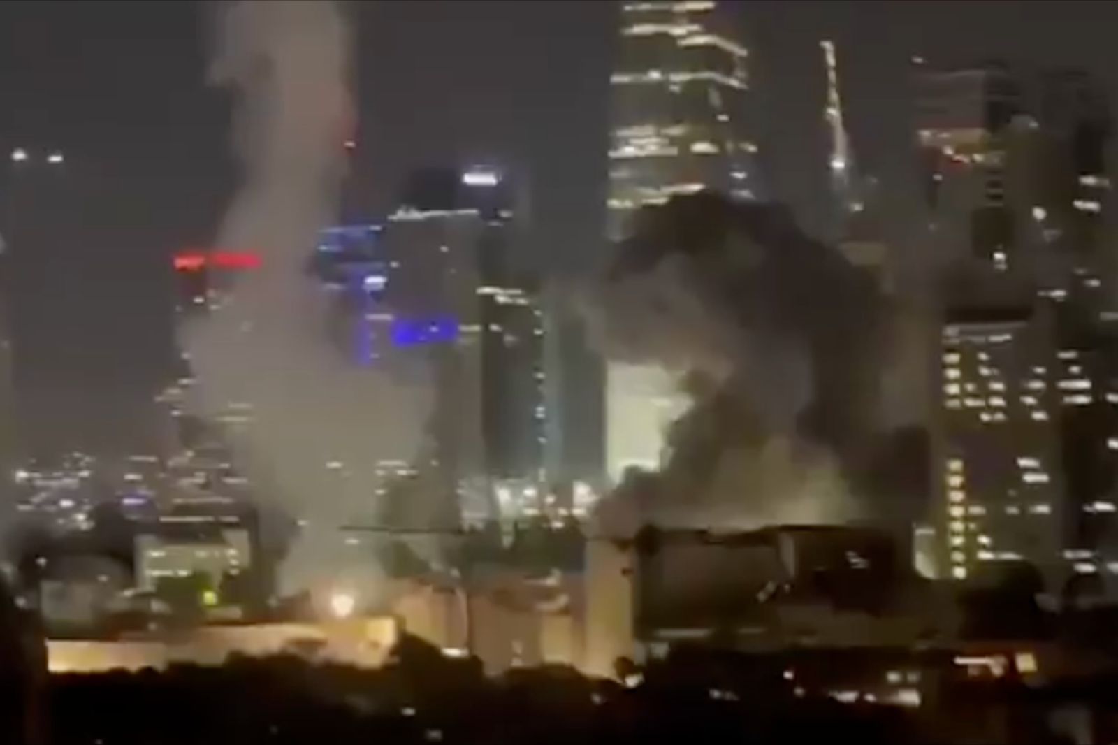 伊朗導彈反擊以色列特拉维夫！記者冒險拍下驚悚一幕。圖／翻攝自＠Visegrád 24 X