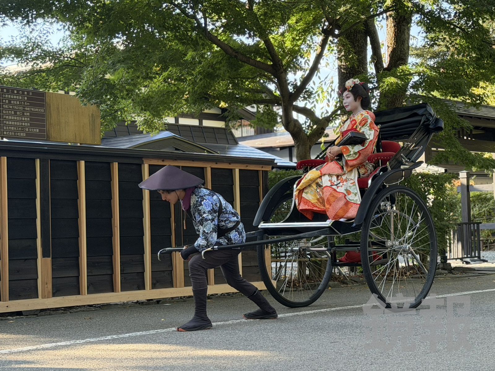 傳統人力車一次最多能載兩位乘客。