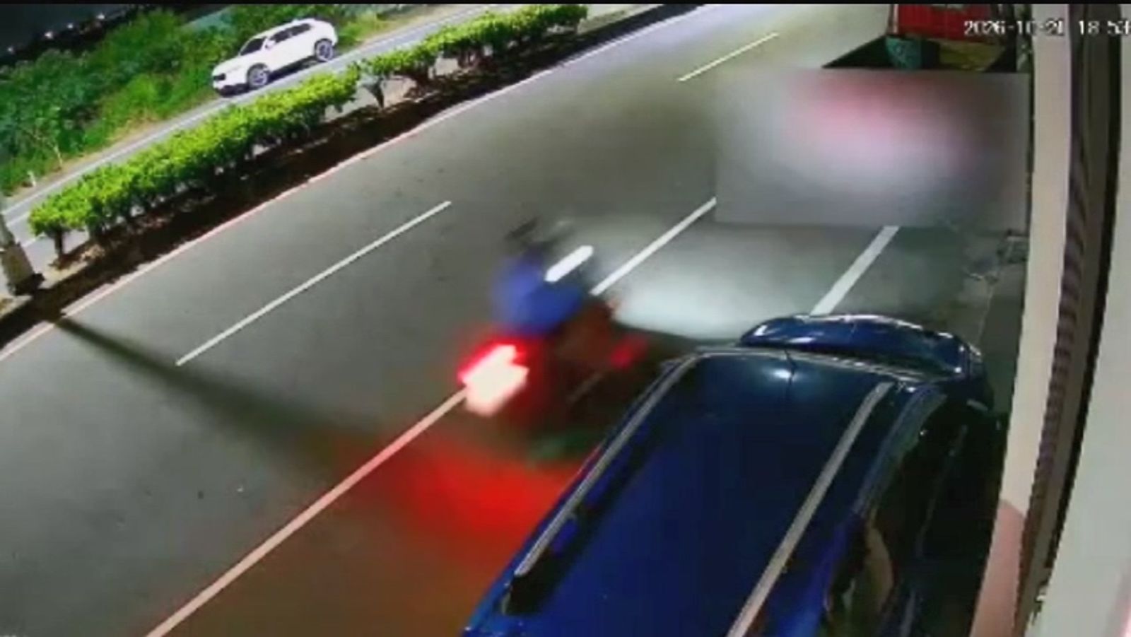 監視器拍下女騎士撞擊瞬間。圖/翻攝畫面