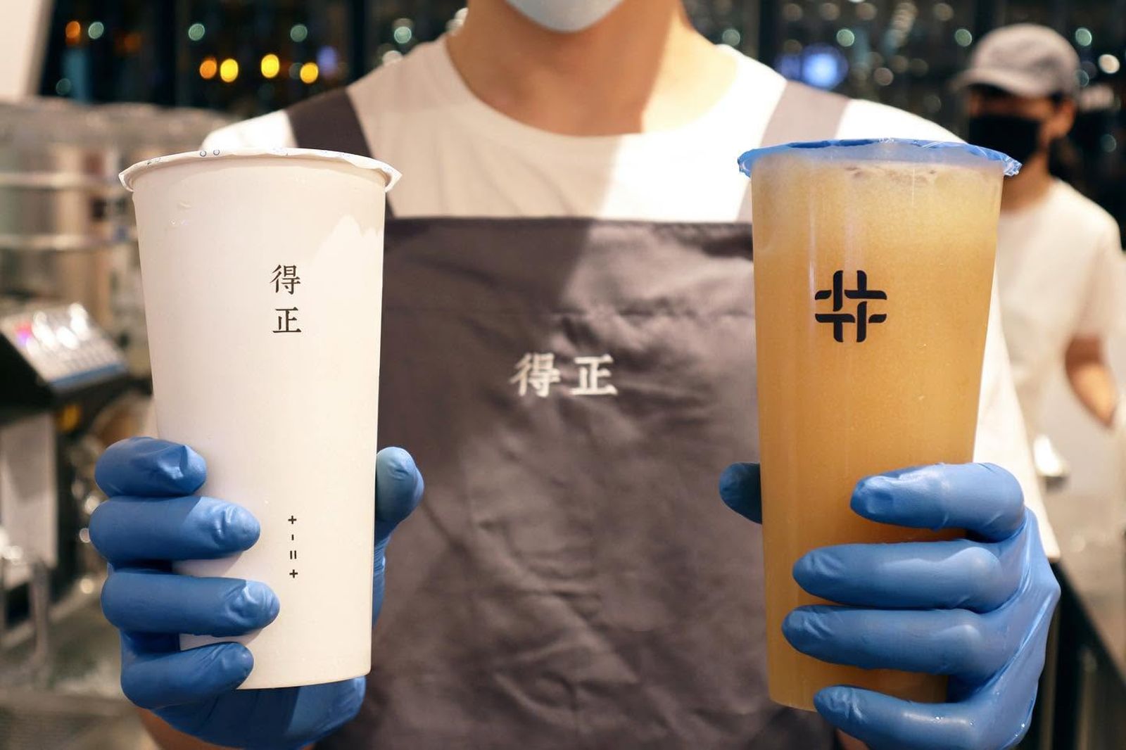 女兒喝得正喊「喉嚨刺刺的」還腹痛!飲料驚見「大量塑膠碎片」…業者回應了