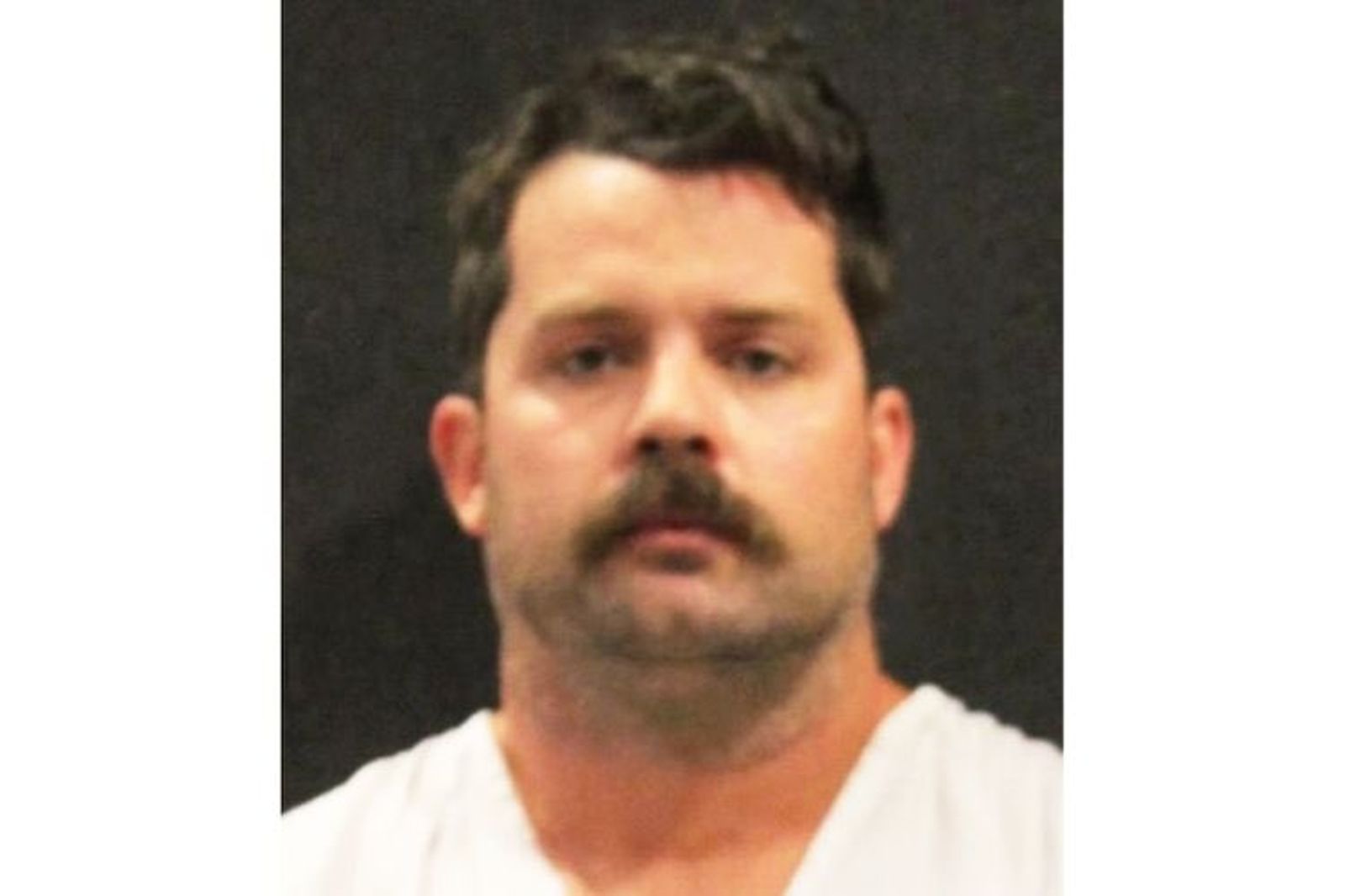 父在家中喝酒、看A片…2歲女「受困43度車內3小時」活活熱死!家暴黑歷史全起底