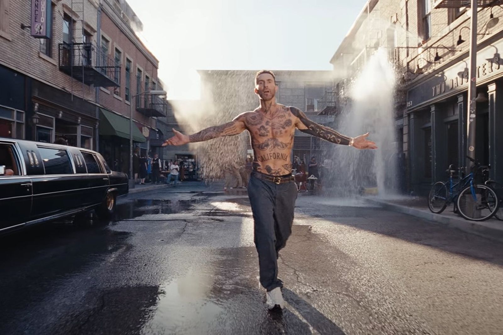 《魔力紅》主唱〈Love Is Like〉半裸大秀好身材　街頭倒立喝酒全嗨翻