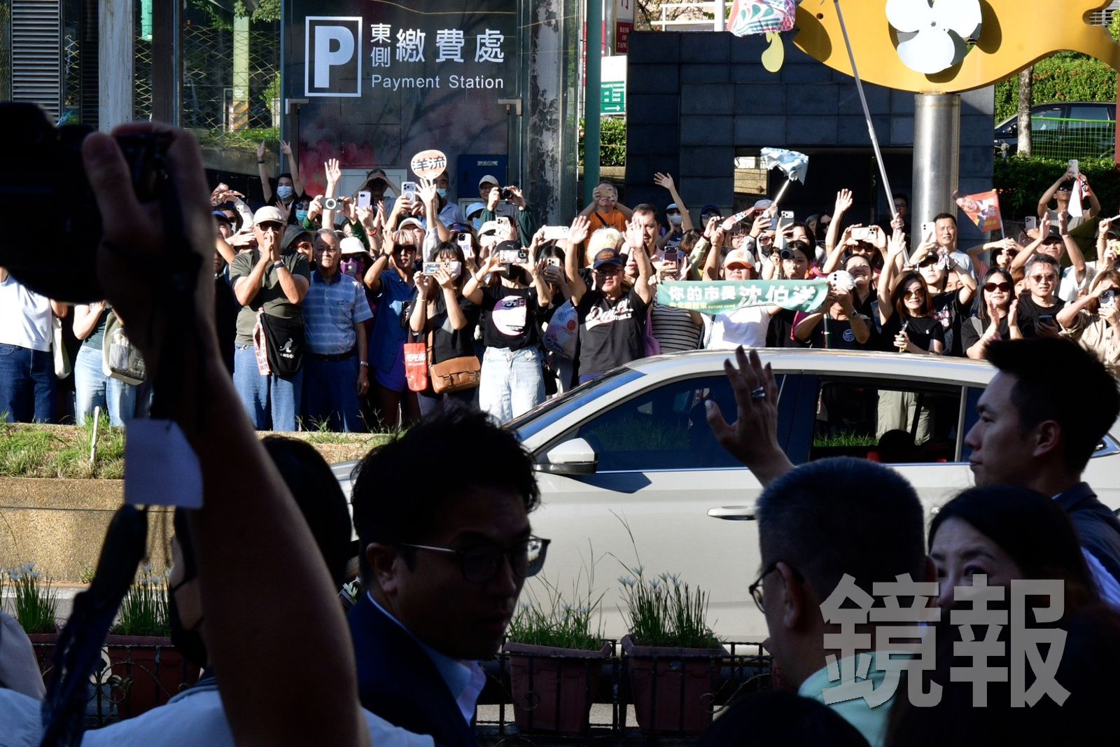 不少支持者站在三玉宮對面人行道,頂著烈日高喊口號。攝影李智為