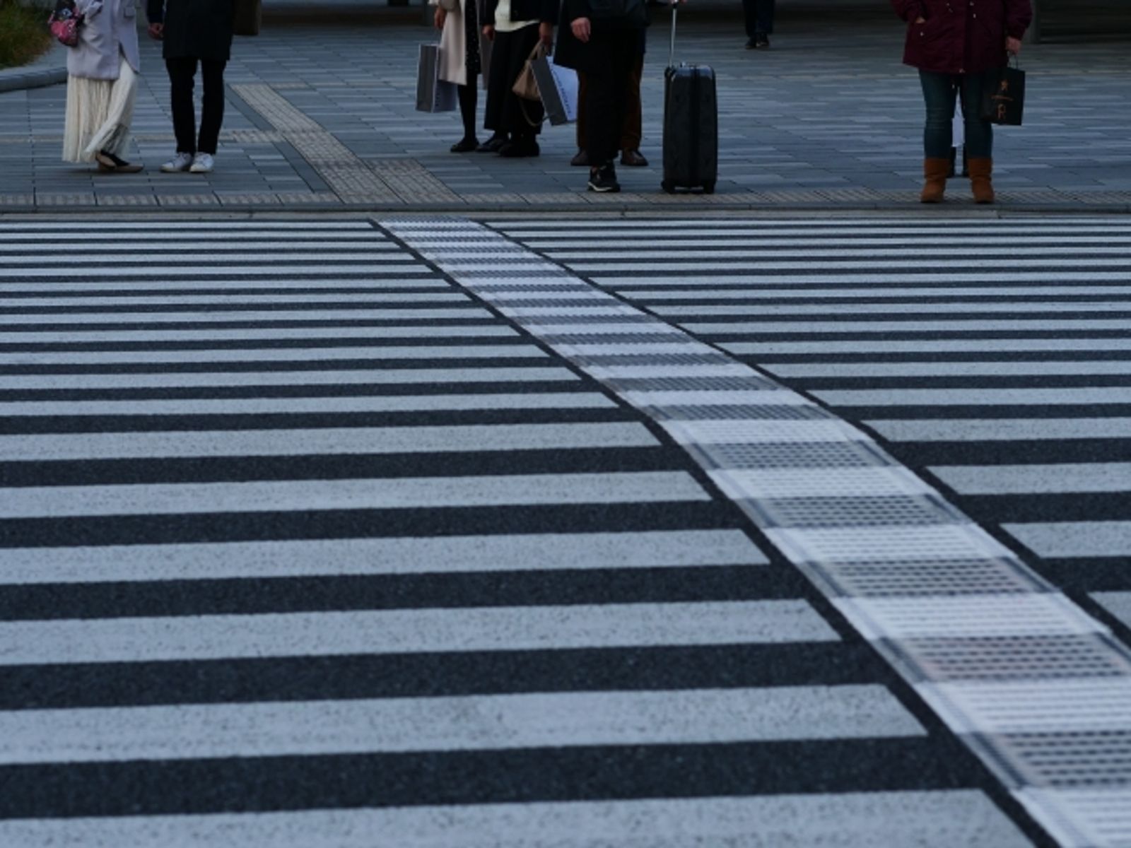 為求方便採「高雄式左轉」？一路逆向騎上人行道、斑馬線